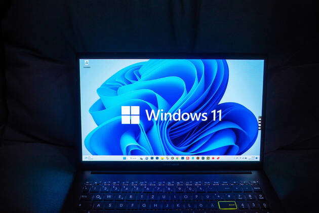 Laptop Mit Windows Desktop Hintergrund Notebook Mit Windows