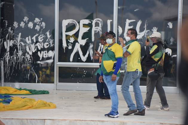 Brasilien Anhänger des Ex Präsidenten Jair Bolsonaro stürmen mehrere