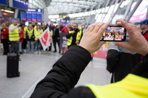 Verdi Pickets Stand In The Counter Hall Rally Warning Strikes At