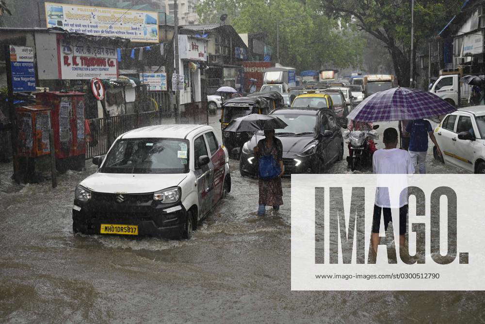 Mumbai India July Vehicles Wade Through Waterlogged Streets On