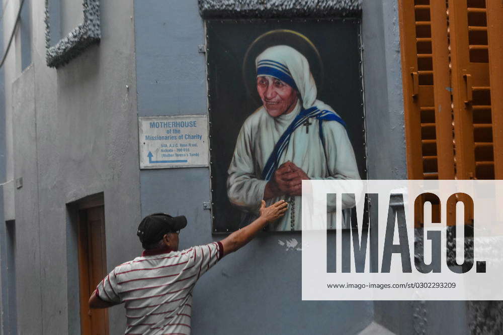 113th Birthday Celebration Of Saint Mother Teresa In Kolkata Devotees