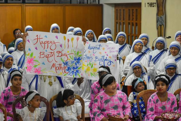 Th Birthday Celebration Of Saint Mother Teresa In Kolkata Devotees