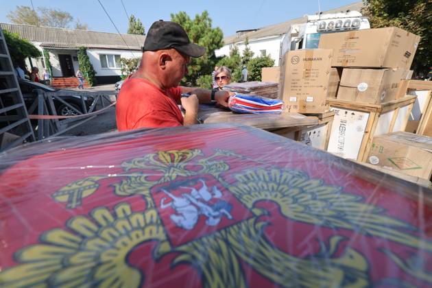 Russia Kherson Region August People Unload Humanitarian