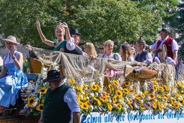 Oktoberfest Float Fischer Vroni During The Parade Of The Wiesnwirte At