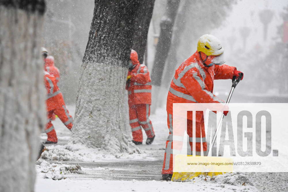 231106 CHANGCHUN Nov 6 2023 Sanitation Workers Clean Snow On