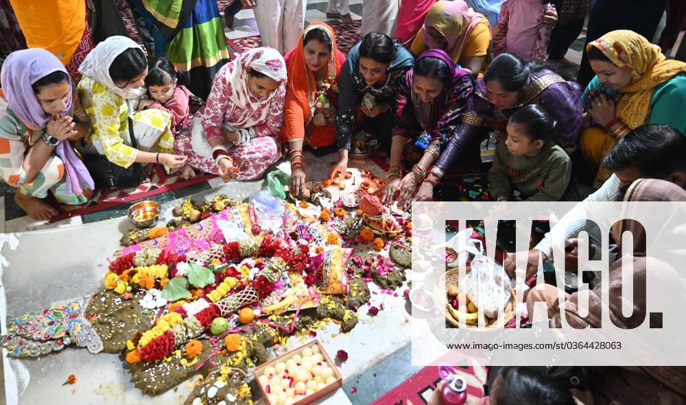 New Delhi India November Devotees Offer Prayers On The Occasion Of