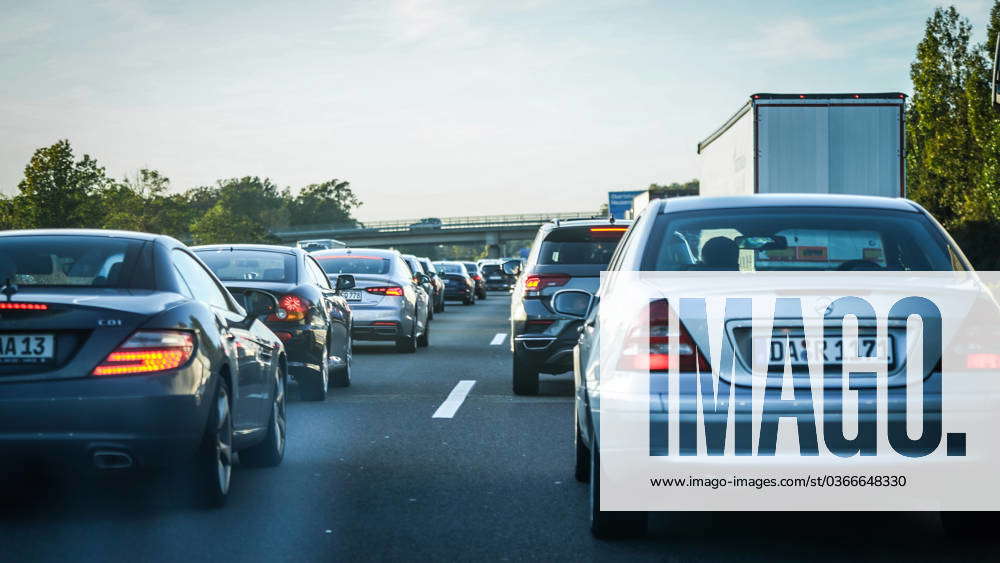 Stau auf der Autobahn Symbolbild für Stau Wochenendverkehr