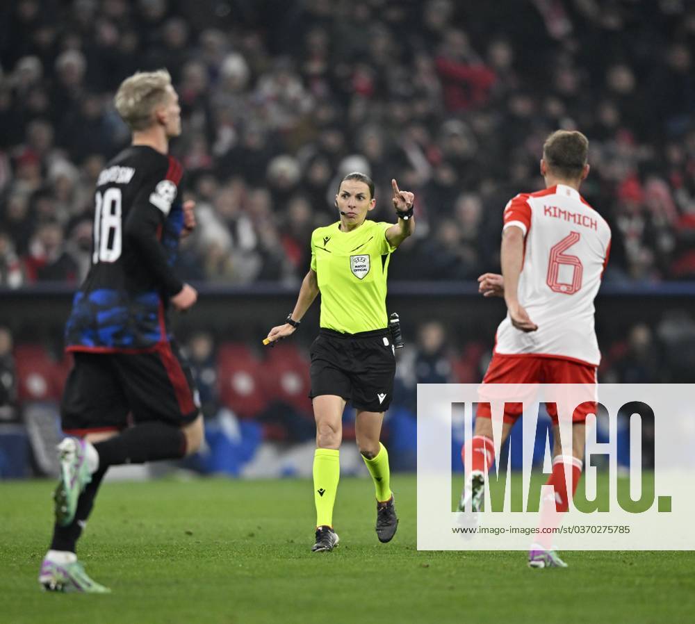 Schiedsrichterin Referee Stéphanie Frappart Gestures Gesture Joshua