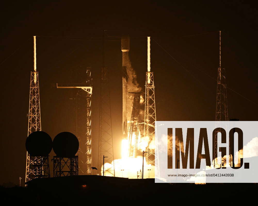 A Spacex Falcon Rocket Launches Nasa S Pace Plankton Aerosol Cloud