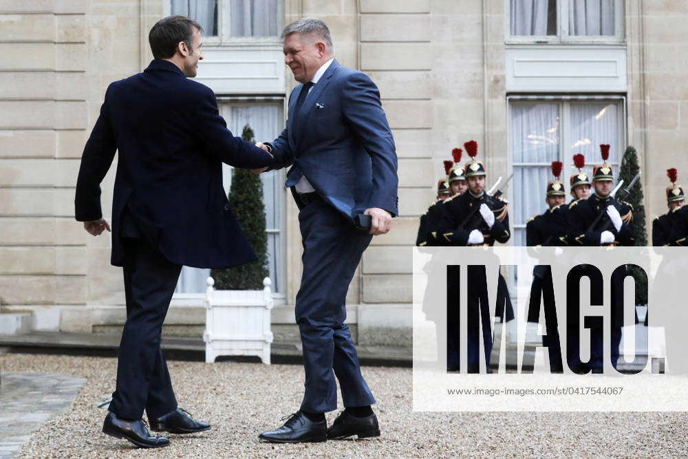 Le prÃ sident francais Emmanuel Macron accueille les partipants Ã l