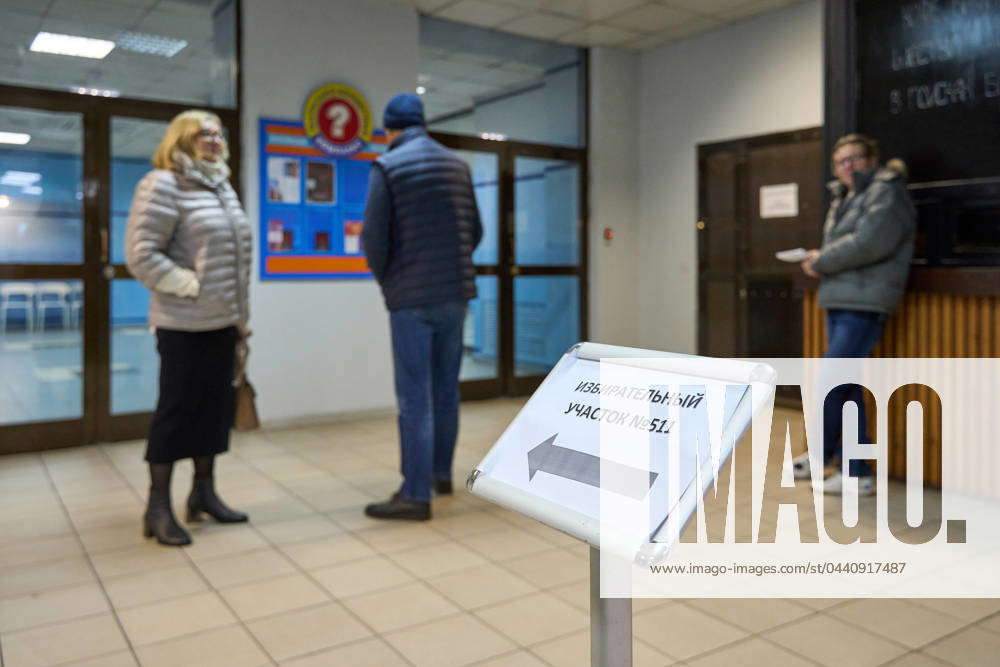 240315 VLADIVOSTOK March 15 2024 People Wait At A Polling