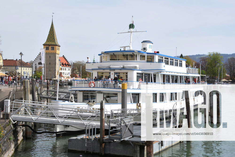 Passengers Bodenseeschiff Schwaben Promenade Lindau 07 04 2024 Bodensee