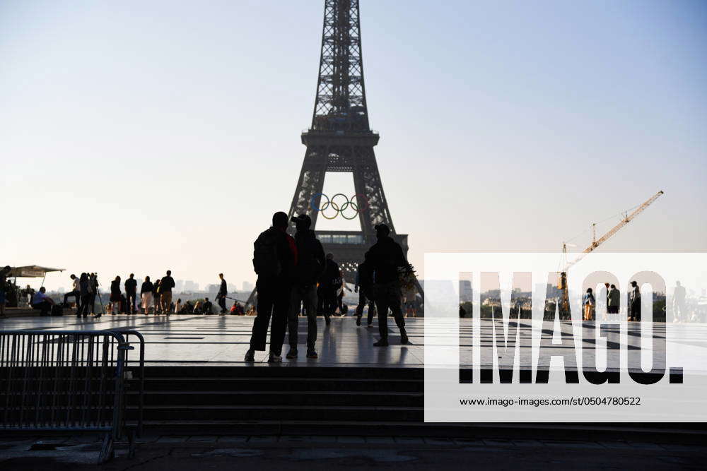 Les Anneaux Olympiques Poses Sur Le Tour Eiffel Vendeurs A La Sauvette