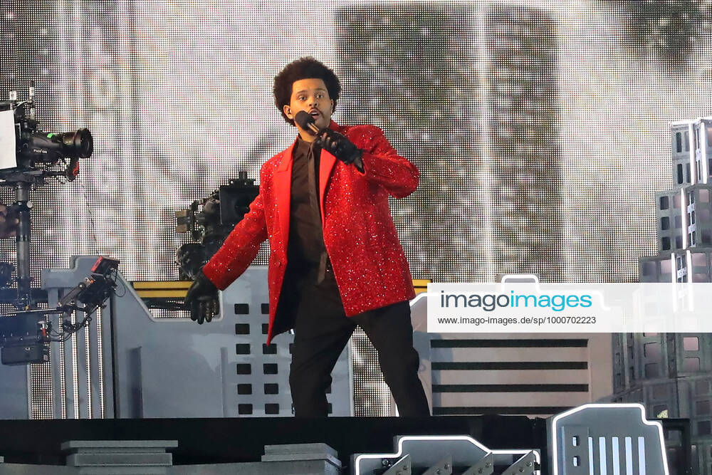 TAMPA, FL - FEBRUARY 07: Abel Makkonen Tesfaye, known professionally as the Weeknd, performs during the Super Bowl Half-Time Show at the Super Bowl LV game between the Kansas City Chiefs and the Tampa Bay Buccaneers on February 7, 2021 at Raymond James Stadium, in Tampa, FL. (Photo by Cliff Welch Icon Sportswire) NFL, American Football Herren, USA FEB 07 Super Bowl LV - Chiefs v Buccaneers Icon357210207029