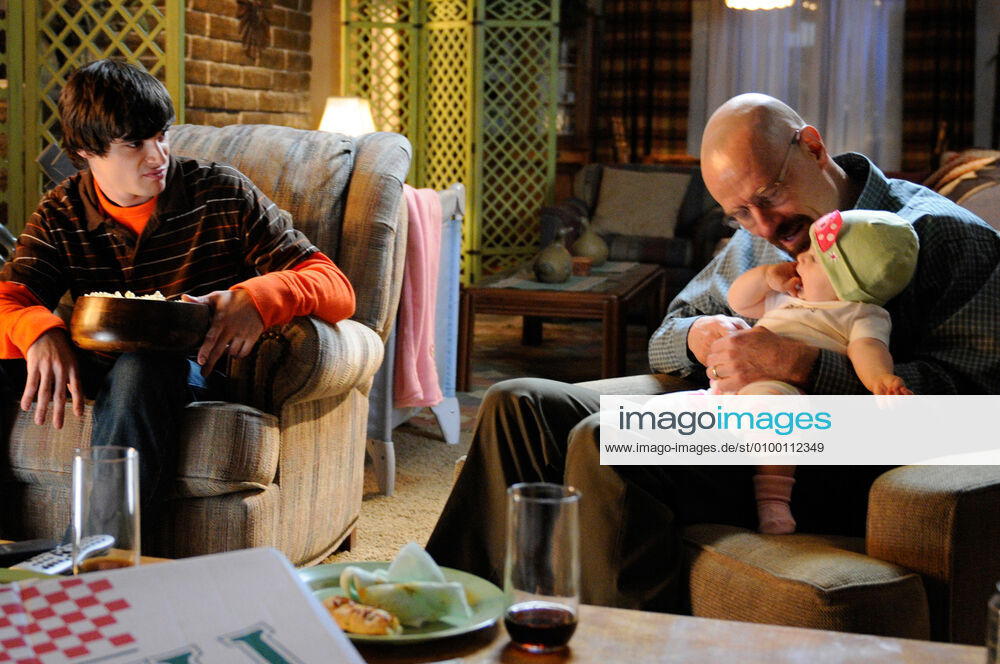 BREAKING BAD, (from left): RJ Mitte, Bryan Cranston, Hazard Pay , (Season 5, ep. 503, aired July 29, 2012), 2008-2012. Photo: Ursula Coyote AMC Courtesy Everett Collection AMC courtesy Everett Collection !ACHTUNG AUFNAHMEDATUM GESCHÃ„TZT! PUBLICATIONXNOTxINxCANxCHNxFRAxITAxJPNxNORxPOLxRUSxESPxUKxUSA