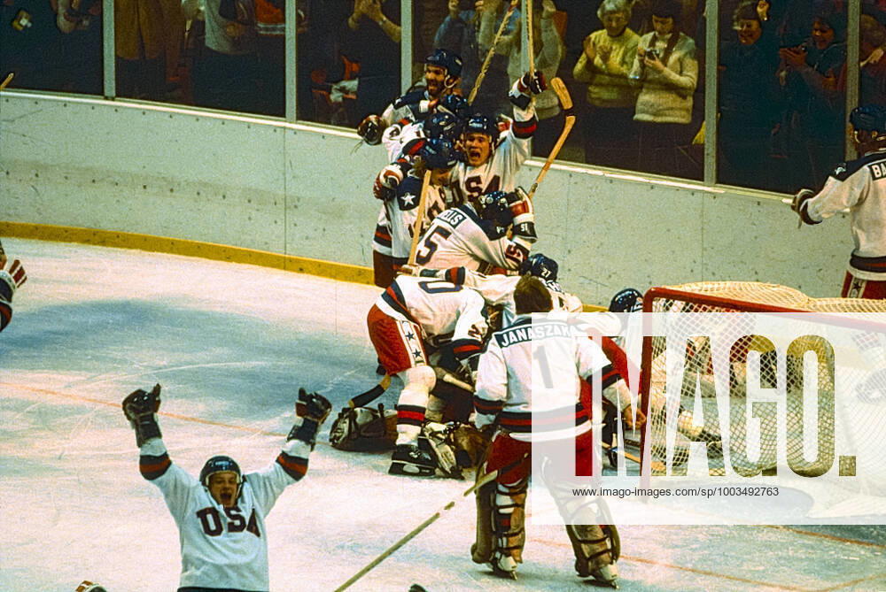 1980 Olympic Winter games, Winterspiele,Spiele, Summer games USA Ice hockey, Eishockey Team USA celebrates it s win over the USSR in the Men s Ice Hockey semi-final at the 1980 Olympic Winter Games. Lake Placid New York United States