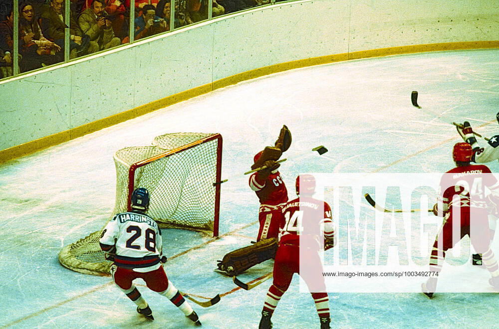 1980 Olympic Winter games, Winterspiele,Spiele, Summer games USA Ice hockey, Eishockey Mark Johnson 10 Team USA (not shown) just scored a tying goal in the third period against USSR goalie Vladimir Myshkin in the Men s Ice Hockey semi-final at the 1980 Olympic Winter Games. Lake Placid New York United States