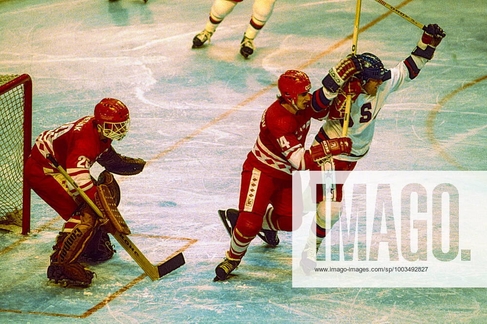 1980 Olympic Winter games, Winterspiele,Spiele, Summer games USA Ice hockey, Eishockey Action during a game Team USA against the USSR in the Men s Ice Hockey semi-final at the 1980 Olympic Winter Games. Lake Placid New York United States