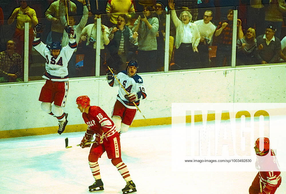 1980 Olympic Winter games, Winterspiele,Spiele, Summer games USA Ice hockey, Eishockey Mark Johnson 10 celebrates scoring a tying goal in the third period with Rob McClanahan of Team USA against the USSR in the Men s Ice Hockey semi-final at the 1980 Olympic Winter Games. Lake Placid New York United States