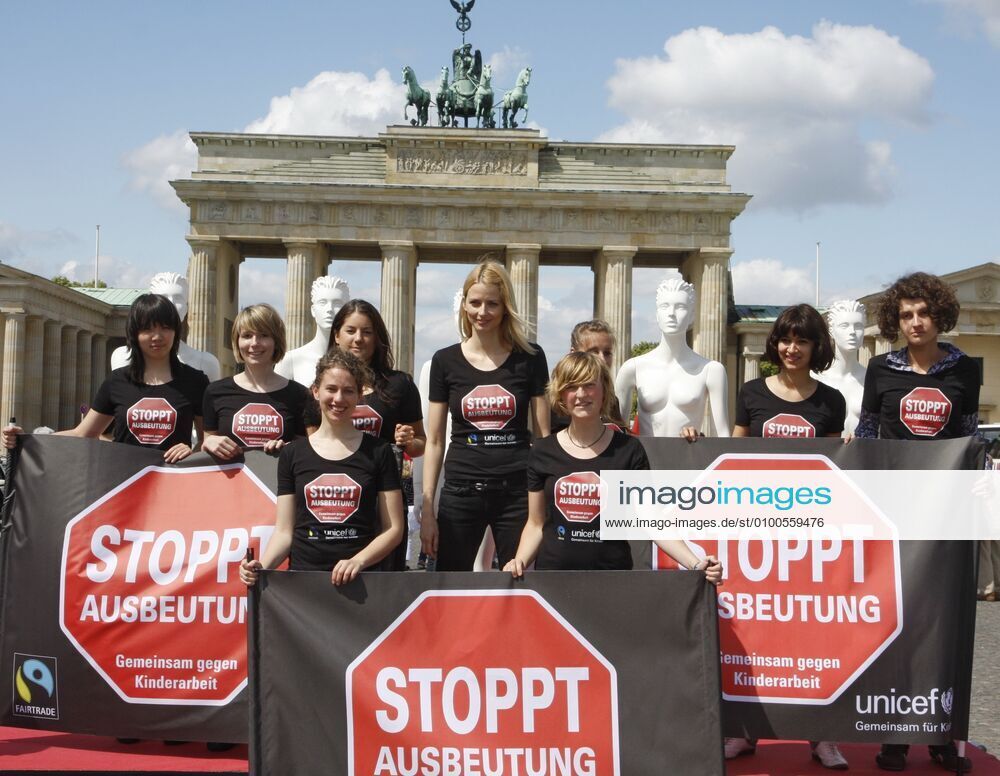 8 Pk Eva Padberg at Unicef action against child labour in front of the Brandenburg Gate, Berlin, Berlin, sun, blue sky, city view, city views, sight, sights, sightseeing, city of Berlin, symbol, symbol image, outside view, tourists, weather, Berlin D DEU