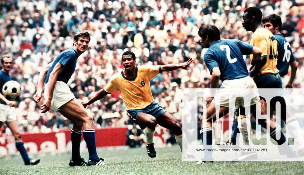 Jairzinho in the thick of the action for Brazil during the 1970 FIFA World Cup, WM, Weltmeisterschaft, Fussball final against Italy., Jairzinho, Pele, Tarcisio Burgnich, Giancarlo De Sisti Estadio Azteca, Mexico City, Mexico, Ref:VM FWC70 007 Jairzinho Brazil.jpg, FIFA World Cup, final, Brazil, Italy, Jairzinho, Pele, Tarcisio Burgnich, Giancarlo De Sisti, Estadio Azteca, Mexico City, Mexico, football, soccer, 1970