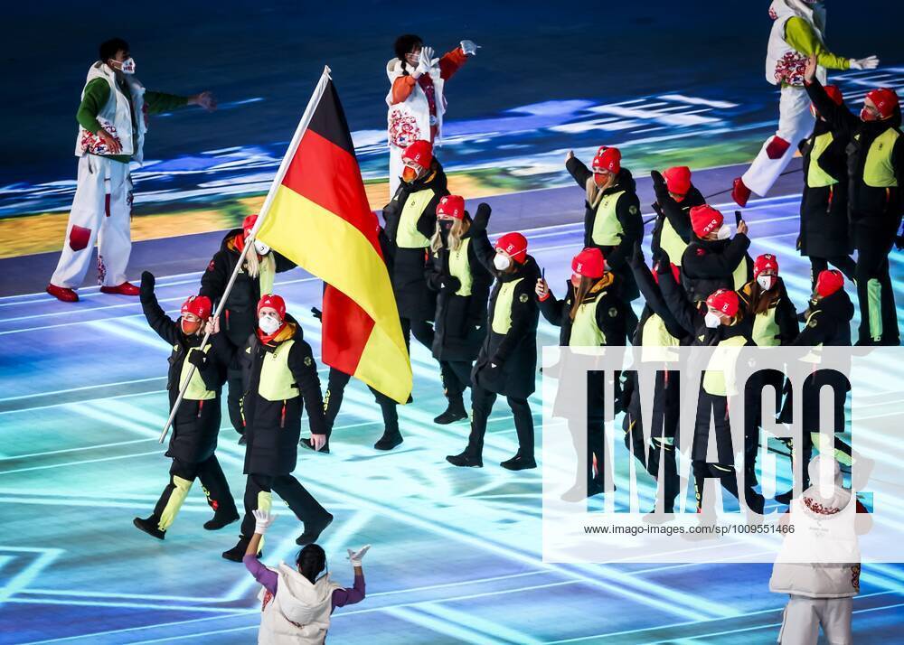 BEIJING Claudia Pechstein and Francesco Friedrich carry the German flag during the opening ceremony of the 2022 Winter Olympics at the Bird s Nest Stadium in Beijing, China ANP VINCENT JANNINK Beijing ANPx IVx 443621777 originalFilename: 0149853615st