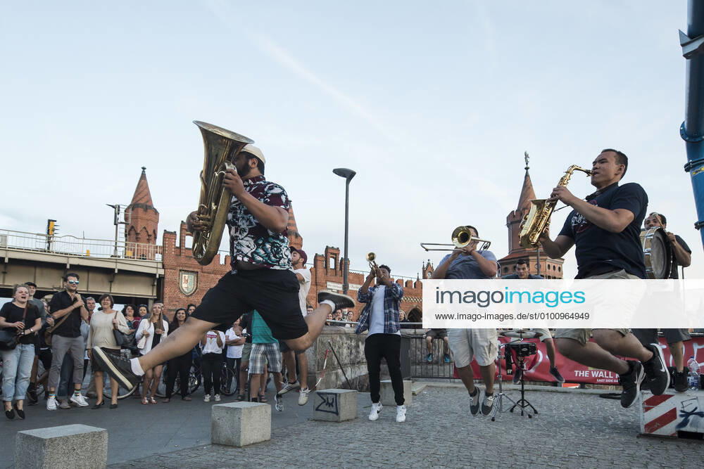 19 Fete de la Musique, Top Shelf Brass Band from Los Angeles LA in front of the Oberbaumbrücke on June 21, 2017 Jazz, Sunset, Golden Hour, Evening, Evening Hour, Evening mood, Jumping, Jump, Jump, Music Berlin Germany, Germany