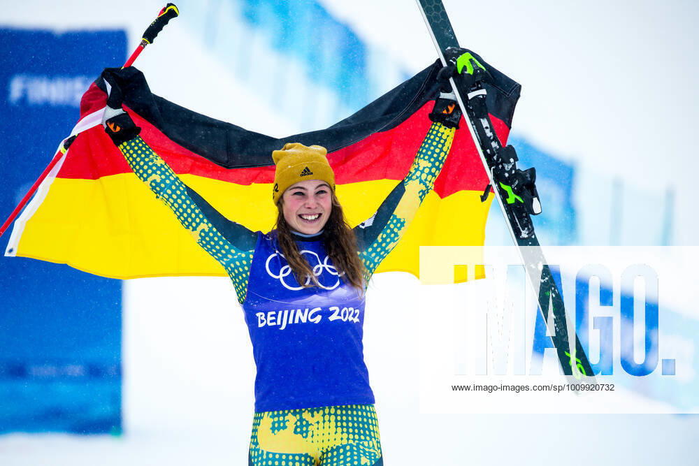 OLYMPICS - Winter Olympic Games, Olympische Spiele, Olympia, OS Beijing 2022 ZHANGJIAKOU,CHINA,17.FEB.22 - OLYMPICS, FREESTYLE SKIING - Winter Olympic Games Beijing 2022, Ski Cross, ladies. Image shows the rejoicing of Daniela Maier (GER). Keywords: flag. GEPAxpictures Klansek