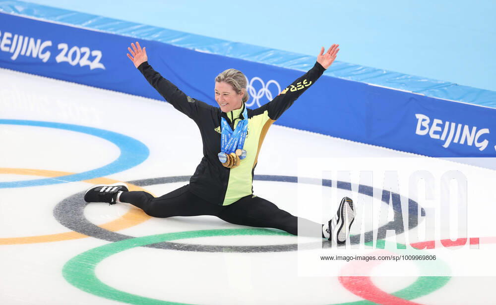KW 07 (220219) -- BEIJING, Feb. 19, 2022 -- Claudia Pechstein of Germany poses for photos after the Speed skating, Eisschnelllauf women s mass start final of Beijing 2022 Winter Olympics at the National Speed Skating Oval in Beijing, capital of China, Feb. 19, 2022. ) (BEIJING2022)CHINA-BEIJING-OLYMPIC Winter games, Winterspiele,Spiele, Summer games SPEED SKATING-WOMEN S MASS START (CN) DingxXu