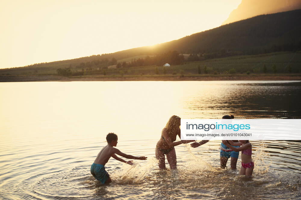 Bathing,evening sun,family,water fight mmq-vu2,model released, Symbolfoto