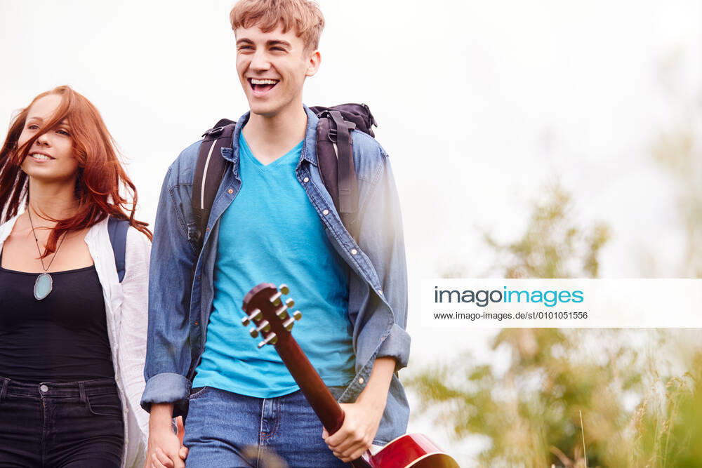 Couple,guitar,summer holidays mmq-y6c,model released, Symbolfoto