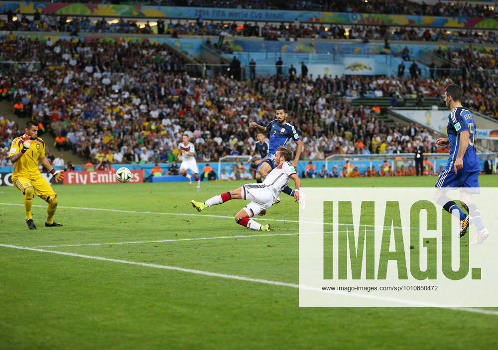 Fußball Endspiel der FIFA Fussball-Weltmeisterschaft 2014 Deutschland gegen Argentinien 13. Juli 2014 Endspiel der FIFA Fussball-Weltmeisterschaft Deutschland gegen Argentinien Mario Götze (Deutschland) erzielt den Siegtreffer, während Ezequiel Garay (L) und Martin Demichelis (Argentinien, R) zusehen Foto Marc Atkins Abseits Rio de Janeiro Brasilien