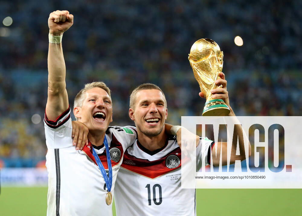Fußball Finale der FIFA Fussball-Weltmeisterschaft 2014 Deutschland gegen Argentinien 13. Juli 2014 Finale der FIFA Fussball-Weltmeisterschaft Deutschland gegen Argentinien Bastian Schweinsteiger und Lukas Podolski von Deutschland feiern mit dem Weltpokal Foto Marc Atkins Abseits Rio de Janeiro Brasilien