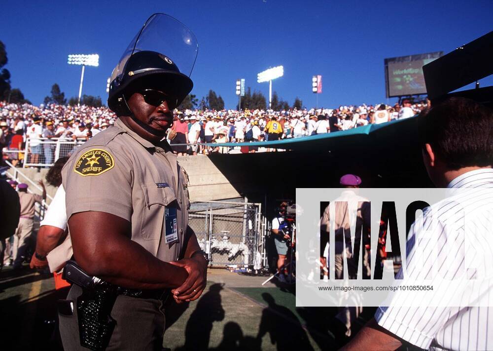 Fifa World Cup 1994 18 6 1994 Los Angeles World Cup Rumänien gegen Kolumbien LA County Sheriff schützt den Spielertunnel Foto Mark Leech Abseits Los Angeles USA
