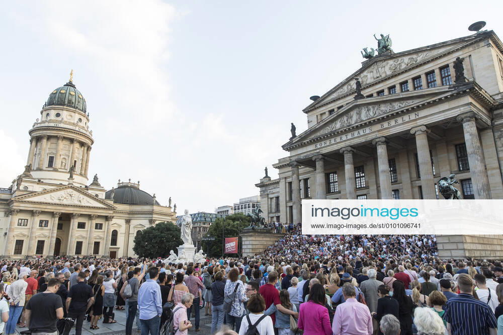 19 Fete de la Musique, Singalong and Flashmob, hundreds of participants sing the Ode to Joy live in front of the Konzerthaus on Berlins Gendarmenmarkt on 21 06 19, Classical music, Europe Flashmob, EU, European anthem, Schiller, Schauspielhaus, summer solstice, evening, sunset, longest day, shortest night, music Berlin Germany, Germany