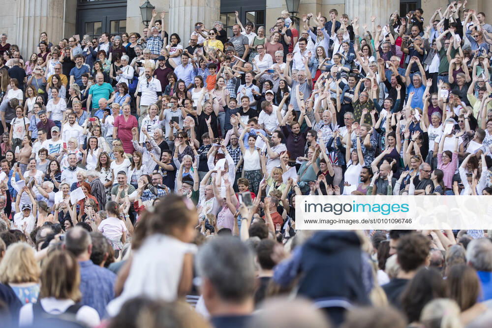 19 Fete de la Musique, Singalong and Flashmob, hundreds of participants sing the Ode to Joy live in front of the Konzerthaus on Berlins Gendarmenmarkt on 21 06 19, Classical music, Europe Flashmob, EU, European anthem, Laola, Schiller, Schauspielhaus, summer solstice, evening, sunset, longest day, shortest night, music Berlin Germany, Germany
