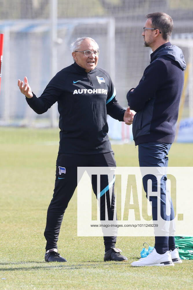 DEU, DFL, 1 FBL Hertha BSC, Training, 11 04 2022, Sportforum, Berlin, DEU, DFL, 1 FBL Hertha BSC, Training, in picture head coach Felix Magath Hertha BSC Berlin , Fredi Bobic Geschaeftsfuehrer, Hertha BSC Berlin DFL regulations prohibit any use of Photographs as image sequences and or quasi video Foto Juergen Engler nordphoto GmbH nordphotoxGmbHx xEngler nph00076