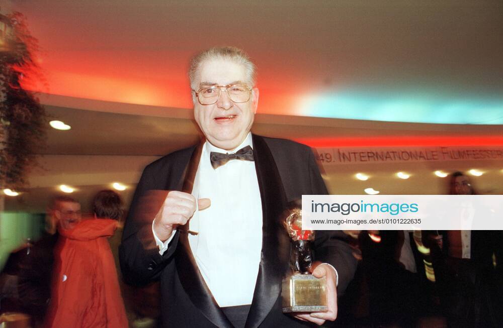 1 Berlinale 99 Festival Director Moritz de Hadeln shows the Suspended Bear, which he received as a prize for 20 years of festival management, a silver Suspended Bear, because of de Hadelns preference for this garment, Fun Bear, Fun Bear, Fun, hap