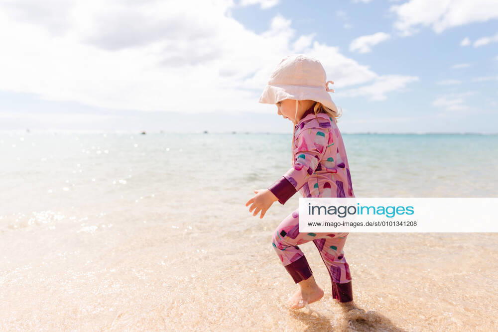 IMAGO Creative, Jahreszeit Sommer, Sonnenschutz Toddler girl playing in the ocean Hawaiian Beaches, HI, United States CR_EMYE200407B-338989-01,model released, Symbolfoto