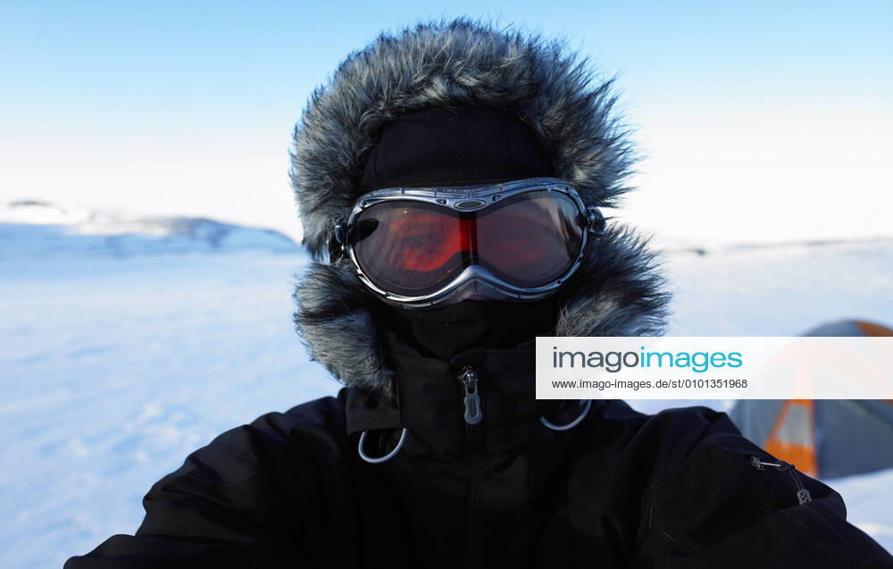 IMAGO Creative: Klimawandel - Nachhaltiges Reisen portrait of mature man at camp on Icelandic glacier Húsafell, Iceland CR_THHE200414B-352551-01,model released, Symbolfoto