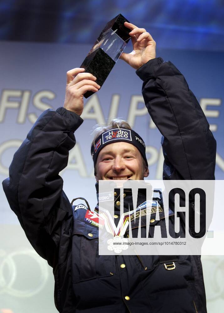 ST MORITZ 20030208 Det blev norskt VM-silver genom Kjetil Andre Aamodt da herrarnas störtlopp avgjordes i St Moritz lördagen den 8:e februari 2003. Här poserar Aamodt med sitt störtlopps silver under den officiella medaljutdelningen i St Moritz pa lördagskvällen. ST MORITZ Schweiz