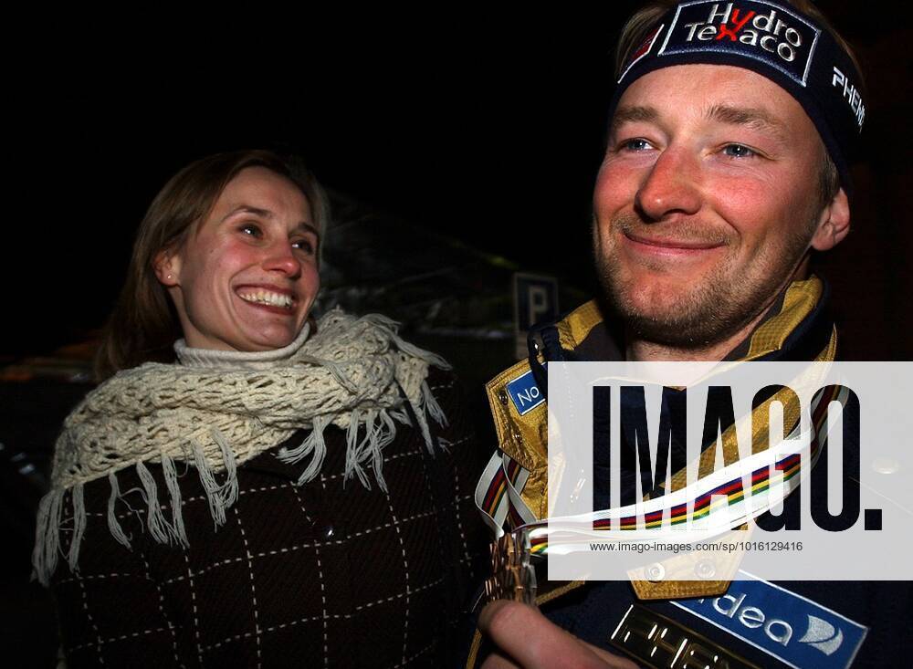 ST MORITZ 20030208 It was Norwegian WC silver through Kjetil Andre Aamodt when the mens downhill race was decided in St Moritz on Saturday 8 February 2003 Here Aamodt is congratulated by his girlfriend Stina Östvold after the official medal ceremony in St Moritz on Saturday evening ST MORITZ Switzerland