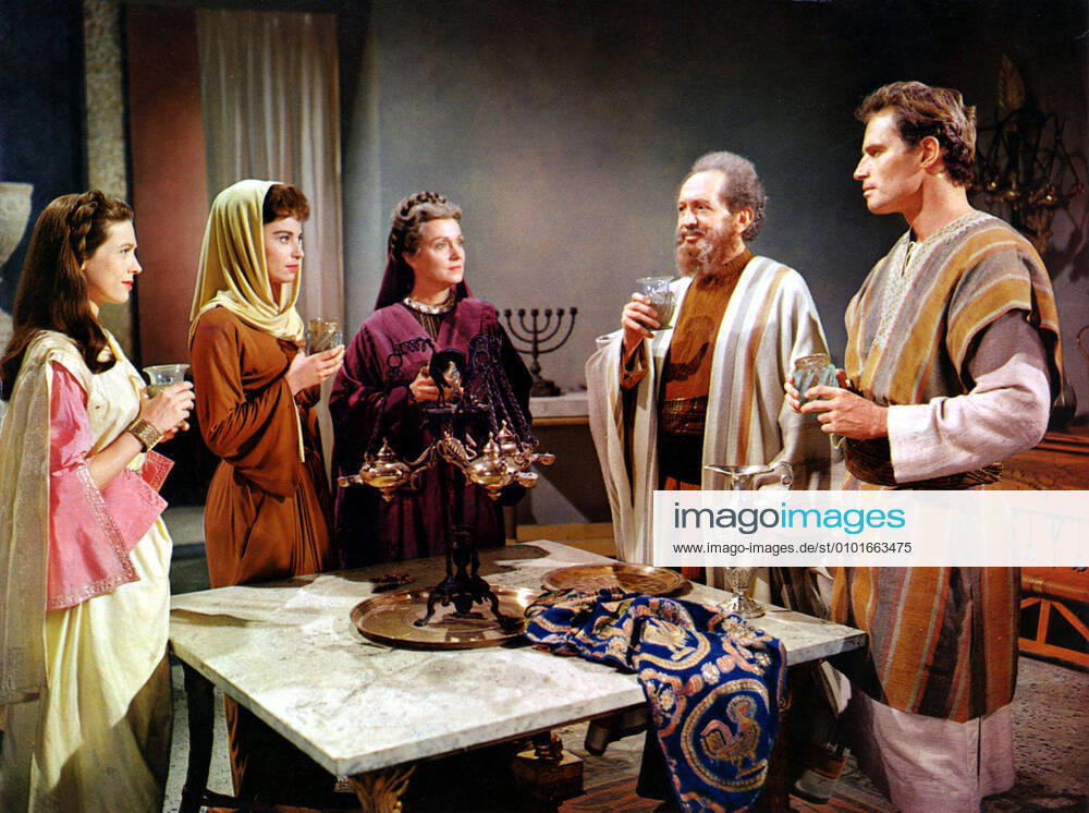 BEN HUR BEN HUR MARTHA SCOTT centre, CHARLTON HESTON right Date: 1959. Strictly editorial use only in conjunction with the promotion of the film. Credit line mandatory. This image is copyright of the film company and is supplied under the terms of issue as film still. No commercial or book cover use permitted without prior consent from the film company. Mandatory credit line: Image courtesy MGM Ronald Grant Archive Mary Evans
