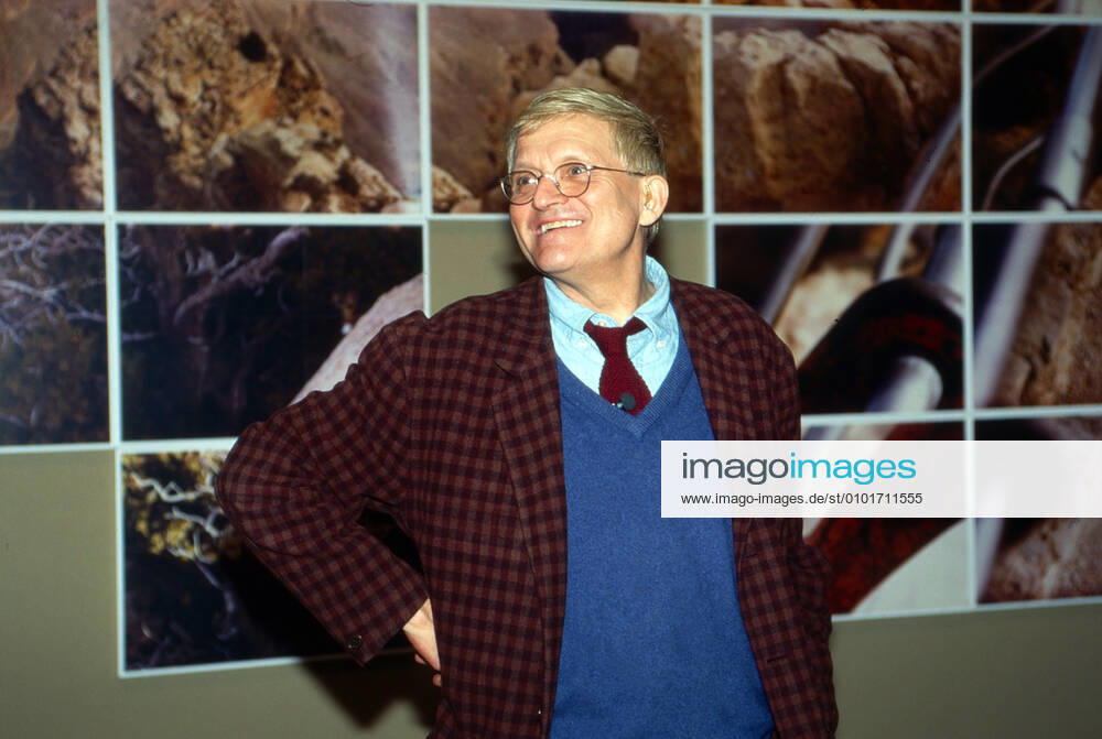 David Hockney David Hockney, britischer Maler, Grafiker, Bühnenbildner und Fotograf, bei der Eröffnung seiner Retrospektive im Museum Ludwig in Köln, Deutschland 1997. British painter, graphic artist, stage designer and photographer David Hockney at the opening of his retrospective at Museum Ludwig in Cologne, Germany 1997., Köln Nordrhein-Westfalen Deutschland