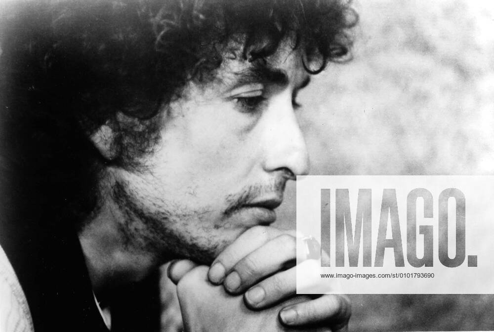 BOB DYLAN BOB DYLAN. Strictly editorial use only in conjunction with the promotion of the film. Credit line mandatory. This image is copyright of the film company and is supplied under the terms of issue as film still. No commercial or book cover use permitted without prior consent from the film company. Mandatory credit line: Image courtesy Ronald Grant Archive Mary Evans