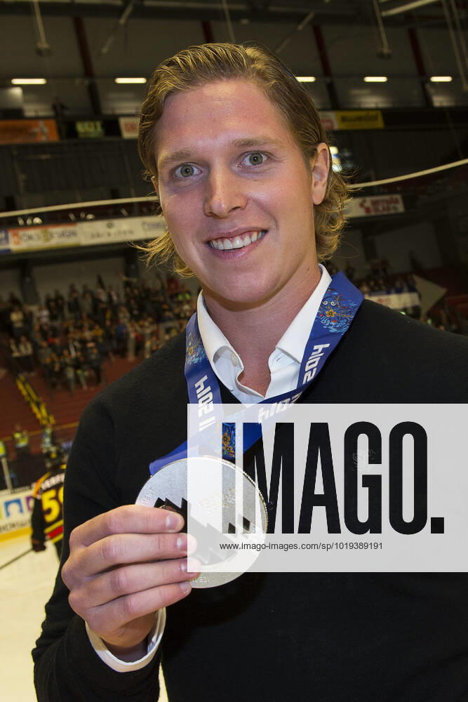 GÄVLE 20140828 Nicklas Bäckström, who was convicted of doping and thus missed the Olympic final in Sochi against Canada in the ice hockey tournament, received the silver medal in connection with the training match between Brynäs IF and Djurgardens IF on Thursday evening Photo Jonas Ekströmer TT code 10030 GÄVLE SWEDEN