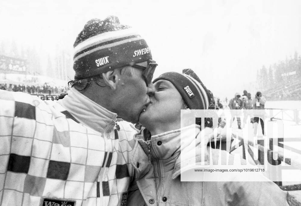 Canmore 1988 02 28 Gold kiss from Marie Johansson to her beloved golden boy Gunde Svan Gold kiss front This is what you really deserve, my golden boy My wife Marie Johansson gives Gunde a well-deserved reward after the Olympic gold medal at 50 km Canmore Canada x7x