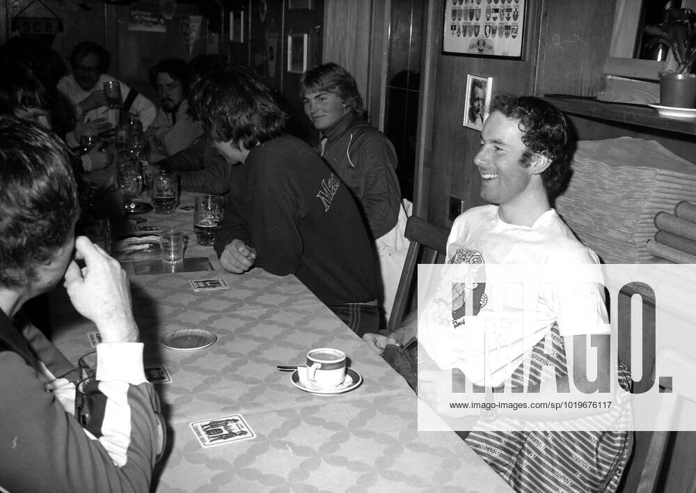 ADELBODEN 1980 01 22 Alpine skiing star Ingemar Stenmark has a coffee with his team mates at the hotel in Adelboden, Switzerland ADELBODEN SCHWEIZ
