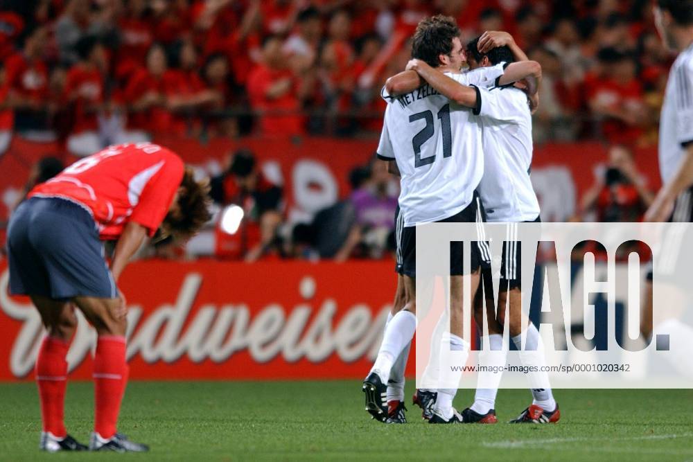 Schlußjubel Deutschland - die Südkoreaner lassen die Köpfe hängen Fußball WM Herren Weltmeisterschaft 2002, Länderspiel, Halbfinale, Nationalmannschaft, Nationalteam, Nationaltrikot Totale Seoul Freude, Begeisterung,