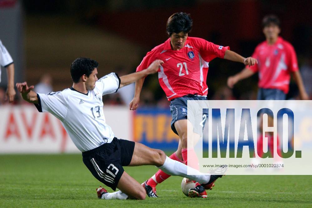 Michael Ballack (Deutschland, li.) grätscht Park Ji Sung (Südkorea) ab Fußball WM Herren Weltmeisterschaft 2002, Länderspiel, Halbfinale, Nationalmannschaft, Nationalteam, Nationaltrikot Gruppe Seoul Dynamik, Kampf,